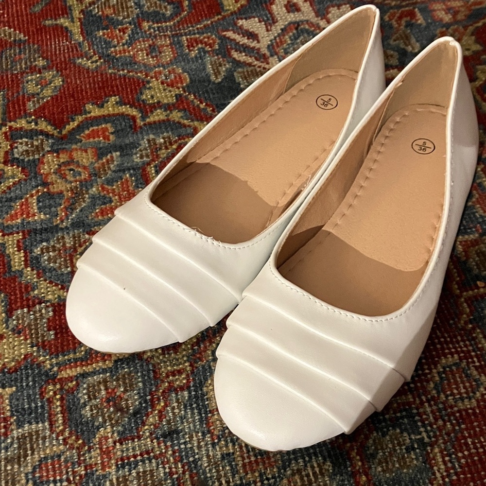 NWOT White Heawish Ballet-style Flats, Size 5, Architectural Shape